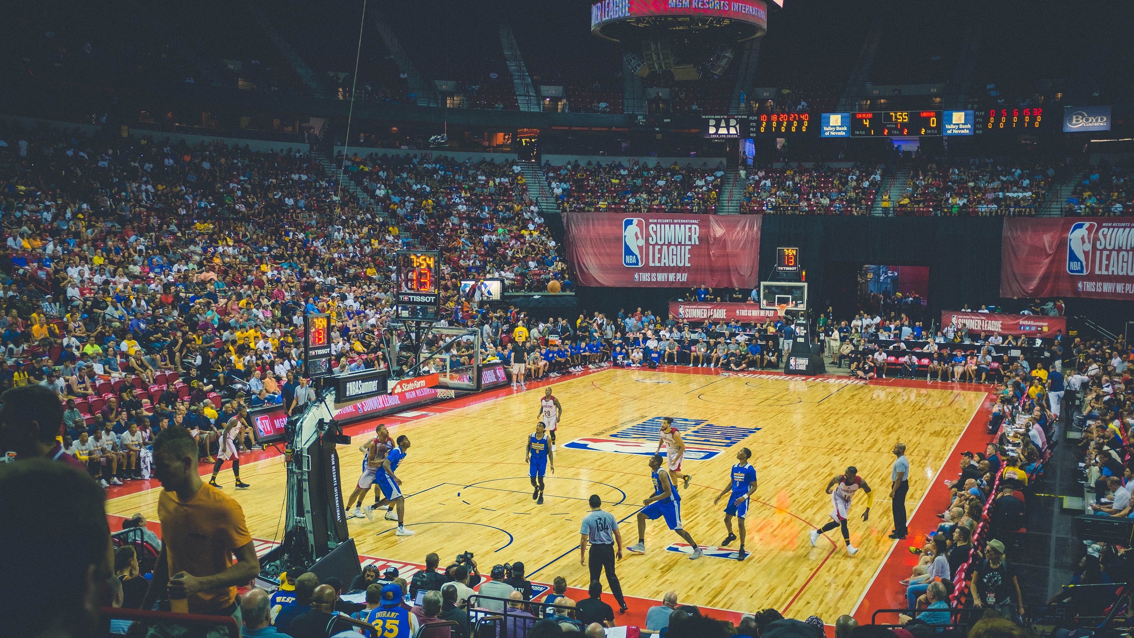 企事业单位登高节 一起登楼为公益项目筹款