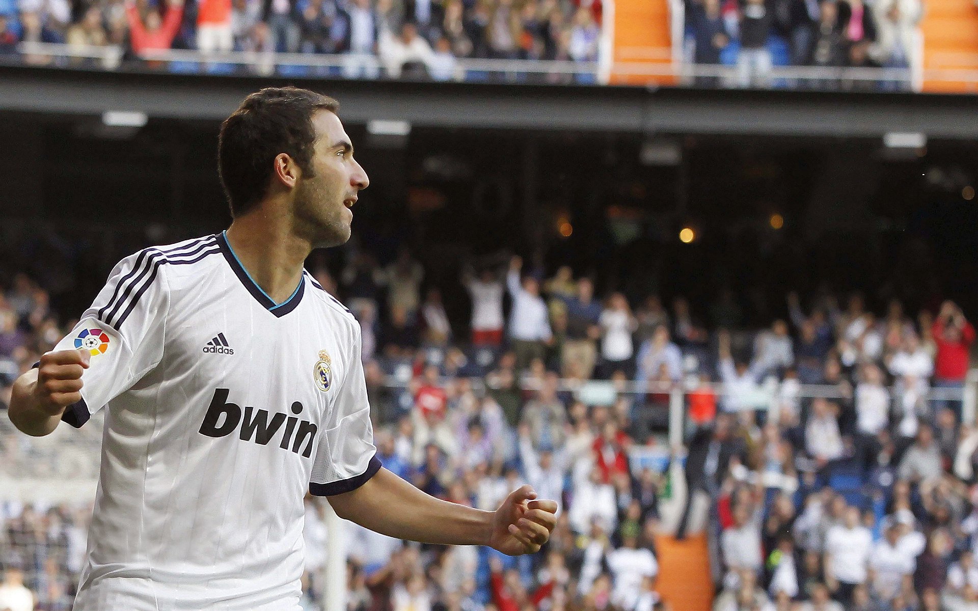 女子防身术展示赛 实战模拟场景赢得观众鼓掌